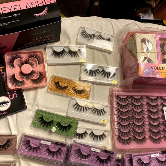 Lashe bundles. Various styles and sizes.  Make up artist mau Models - Picture 3 of 5